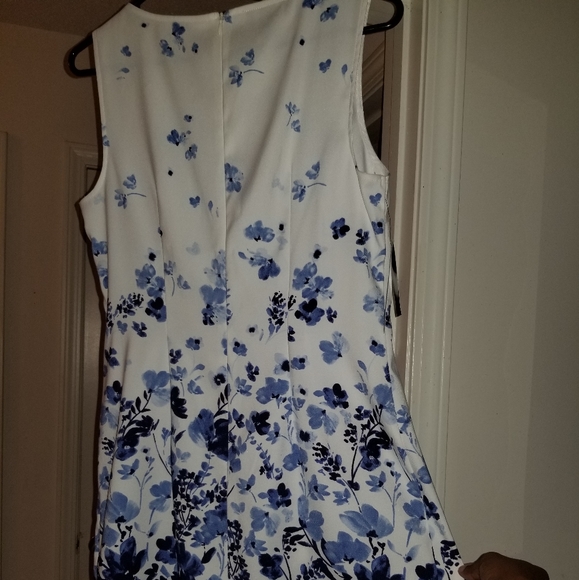 *NEW* blue & white floral sleeveless dress - Picture 3 of 5